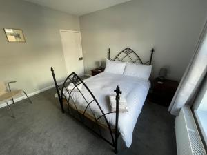 多切斯特Dorchester central flat的一间卧室配有带白色床单和白色枕头的床。