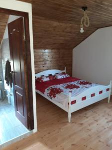 Sebeşu de JosCasa de vacanta Cabana Toto的一间卧室设有一张床和木制天花板