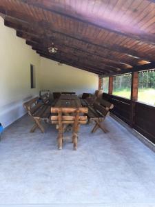 Sebeşu de JosCasa de vacanta Cabana Toto的大房间设有木桌和椅子
