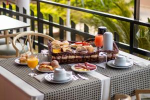 卡萨帕瓦Plaza Dutra Hotel的阳台上的桌子上摆放着一篮子早餐食品