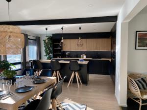波里Idyllic Villa Unikko With Jacuzzi And Sauna的厨房以及带桌椅的用餐室。