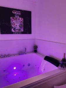 L’appart[é] BLACK superbe appartement pop !的一间浴室