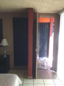 Emiliano ZapataVilla Paraiso的卧室设有一扇门,可通往带一张床的房间
