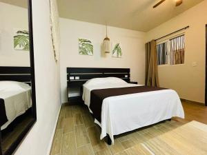 图卢姆Corazon de Tulum的酒店客房,设有两张床和镜子