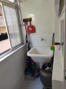 阿雷格里港Studioaconchegantepoa的小型浴室设有水槽和浴缸。