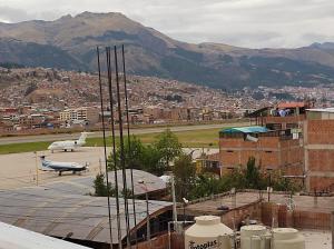 库斯科Adela's Aparment in Cusco的机场美景,屋顶上设有飞机