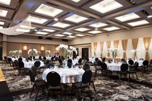 德拉蒙德维尔德拉蒙德贝斯特韦斯特环球酒店的宴会厅配有白色的桌椅