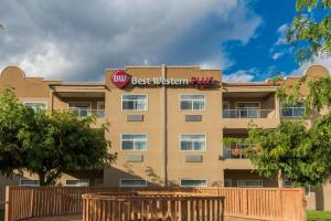 奥索尤斯Best Western Plus Osoyoos Hotel & Suites的一座建筑,上面有最好的西方加标志