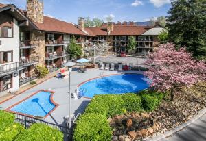 加特林堡River Edge Inn的享有酒店空中美景,设有游泳池