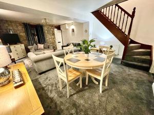 昆布兰Traditional cosy PET FRIENDLY cottage by the canal的相册照片