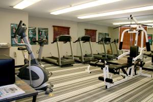沃思堡Sonesta Simply Suites Fort Worth的健身房设有数台跑步机和健身自行车