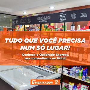 阿雷格里港Embaixador Hotel e Centro de Eventos by Fast10 Hotéis - Estamos localizado na parte alta do Centro的商店里带有商品标志的商店