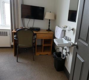 魁北克市812乡间度假别墅的酒店客房设有书桌和水槽