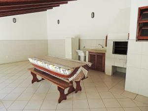 弗洛里亚诺波利斯POUSADA AZALÉIAS的一间大厨房,中间设有一张桌子