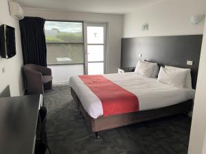 Pontville布赖顿汽车旅馆的一间设有大床和窗户的酒店客房