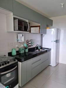 Apartamento Vista Mar – Pé na Areia的厨房或小厨房