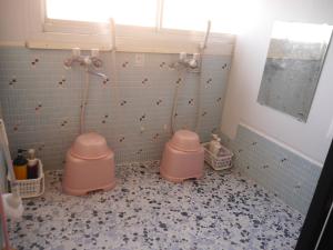 ゲストハウスKOIZUMI的一间浴室