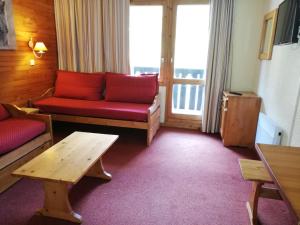 瓦尔莫雷尔Appartement Les Avanchers-Valmorel, 2 pièces, 5 personnes - FR-1-356-356的客厅配有红色的沙发和桌子
