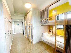 Shalu好瓦文旅的宿舍间设有双层床和走廊。