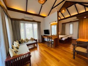 Bagan Cottage Boutique Hotel的电视和/或娱乐中心