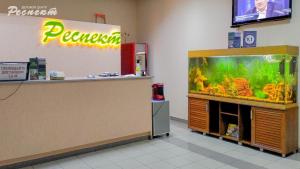 伏尔加斯基乐斯贝克特宾馆的柜台旁的鱼缸围着一个围栏店