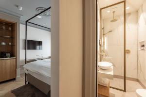 哈特姆Aparthotel Hattem的配有床、淋浴和盥洗盆的浴室