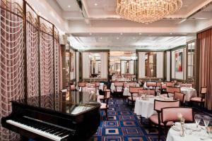The Wellesley, a Luxury Collection Hotel, Knightsbridge, London餐厅或其他用餐的地方