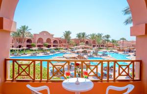 沙姆沙伊赫查密立恩花园水上乐园酒店的从度假村的阳台上可欣赏到游泳池的景色
