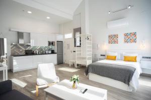 科尔多瓦EM21 Apartamentos的一间白色卧室,配有床和厨房