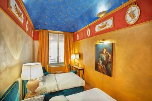 博洛尼亚Palazzo di Alcina - Residenza d'Epoca - Luxury-的一间卧室设有两张床和蓝色的天花板