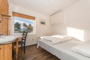 卡伯尔沃格Statsbuene i Kabelvåg的一间卧室配有床、水槽和窗户