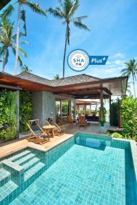 曾蒙海滩Tango Luxe Beach Villa, Koh Samui - SHA Extra Plus的别墅前的游泳池