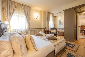 维罗纳Relais Colle San Pietro的一间卧室配有一张带白色床单的大床