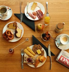 斯特拉斯堡维多利亚酒店的餐桌,早餐盘和咖啡盘