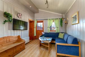 伯First Camp Bø - Telemark的客厅配有蓝色的沙发和桌子