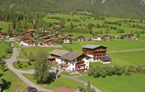 菲尔根哈伯乐霍夫旅馆的享有山脉村庄的空中景致