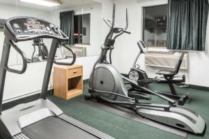 新斯坦顿速8新斯坦东酒店的健身室配有跑步机和椅子