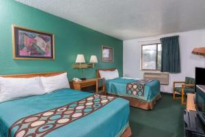 新斯坦顿速8新斯坦东酒店的酒店客房设有两张床和电视。