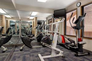 门罗门罗贝蒙特旅馆套房酒店的健身房设有跑步机和椭圆机
