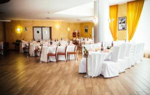 巴多尼奇亚瑞维酒店 - 康普里所图里斯提科坎普史密斯的宴会厅配有白色的桌子和白色的椅子
