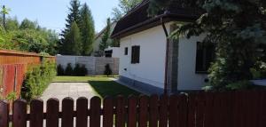 扎马迪Fecske Home Zamárdi的白色房子前面的围栏
