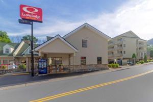 加特林堡Econo Lodge Inn & Suites Gatlinburg at the Convention Center的街道边有标志的建筑物