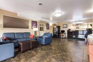 博伊西机场品质酒店的客厅配有蓝色的沙发和椅子