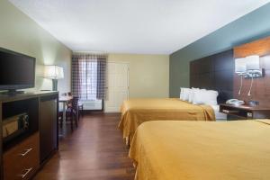 Econo Lodge Inn & Suites Gatlinburg at the Convention Center客房内的一张或多张床位