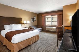 Hartford哈特福德阿美瑞辛酒店的配有一张床和一台平面电视的酒店客房