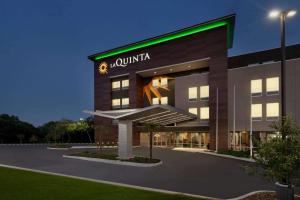 圣安东尼奥La Quinta Inn & Suites by Wyndham San Antonio Seaworld LAFB的前面有aania标志的建筑