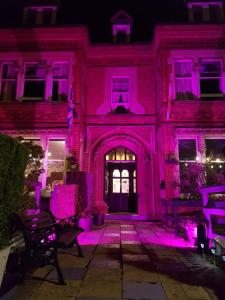 班伯里利斯莫尔酒店的建筑物前方的粉红色灯光