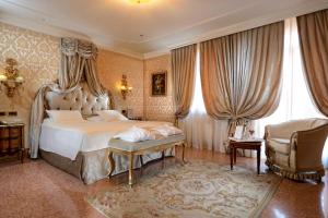 威尼斯艾瑞丽酒店 - 世界小型豪华酒店的一间卧室配有一张大床和一把椅子