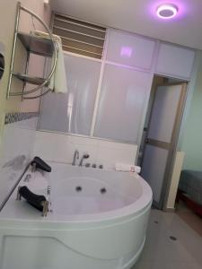 卡哈马卡Hotel La Shacsha的浴室设有白色浴缸及镜子