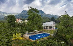 马特莱Nelinsa Resort and Spa的享有带游泳池的房屋的空中景致